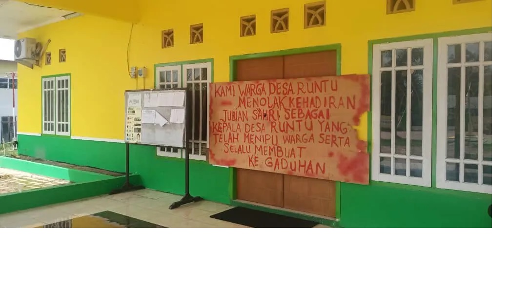 Kantor Desa Runtu disegel warganya, mereka menolak Kades Mantan Narapidana tetap memimpin desa tersebut. (Istimewa)