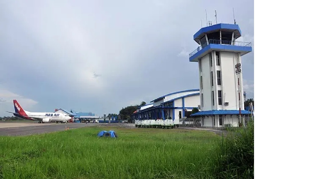 PARKIR: Maskapai penerbangan Nam Air sedang parkir di Bandara Haji Asan Sampit beberapa waktu lalu. (DOK. RADAR SAMPIT)