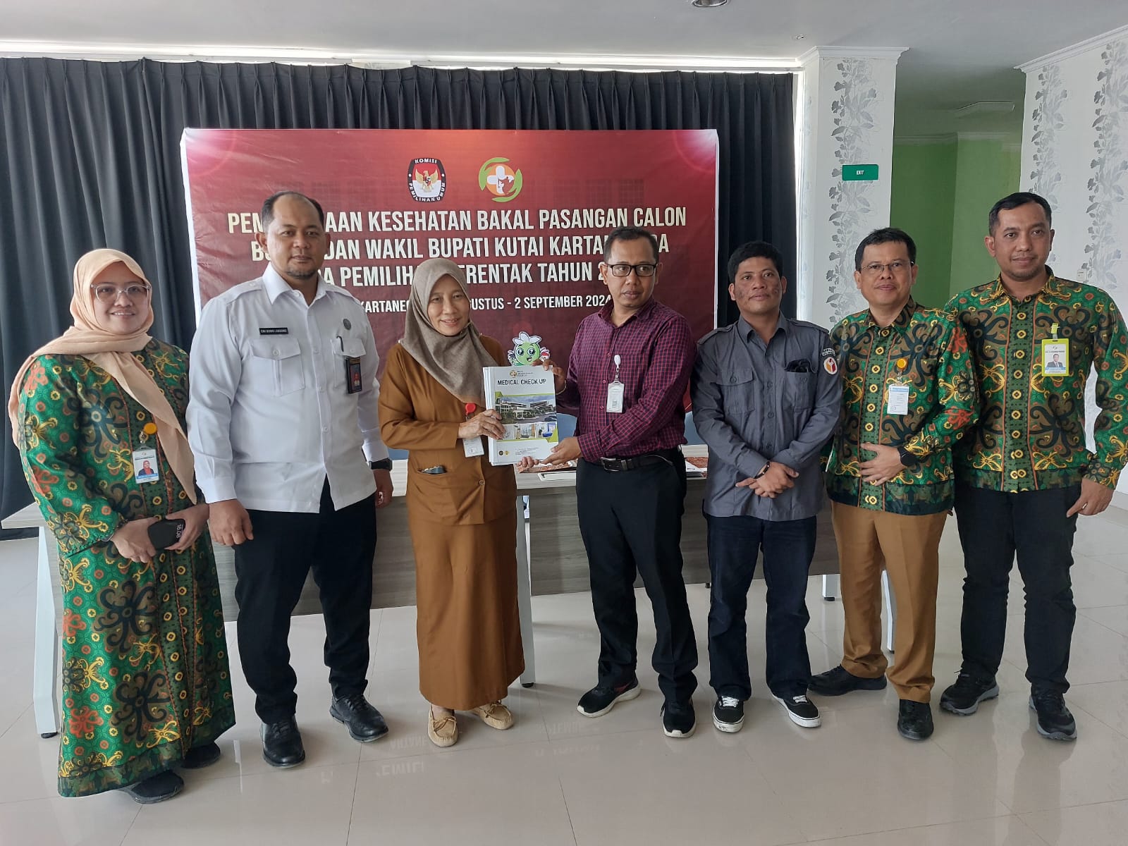 Penyerahan hasil riskes Bapaslon Bupati-Wabup dari RSUD AM Parikesit kepada KPU Kukar (Elmo/Prokal.co)