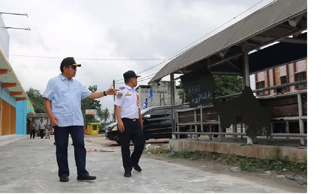 MENINJAU: Pj Bupati Kobar Budi Santosa didampingi Kadishub Kobar Amir Hadi meninjau halte di SMP Negeri 11 Arut Selatan, belum lama tadi. ISTIMEWA/RADAR PANGKALAN BUN