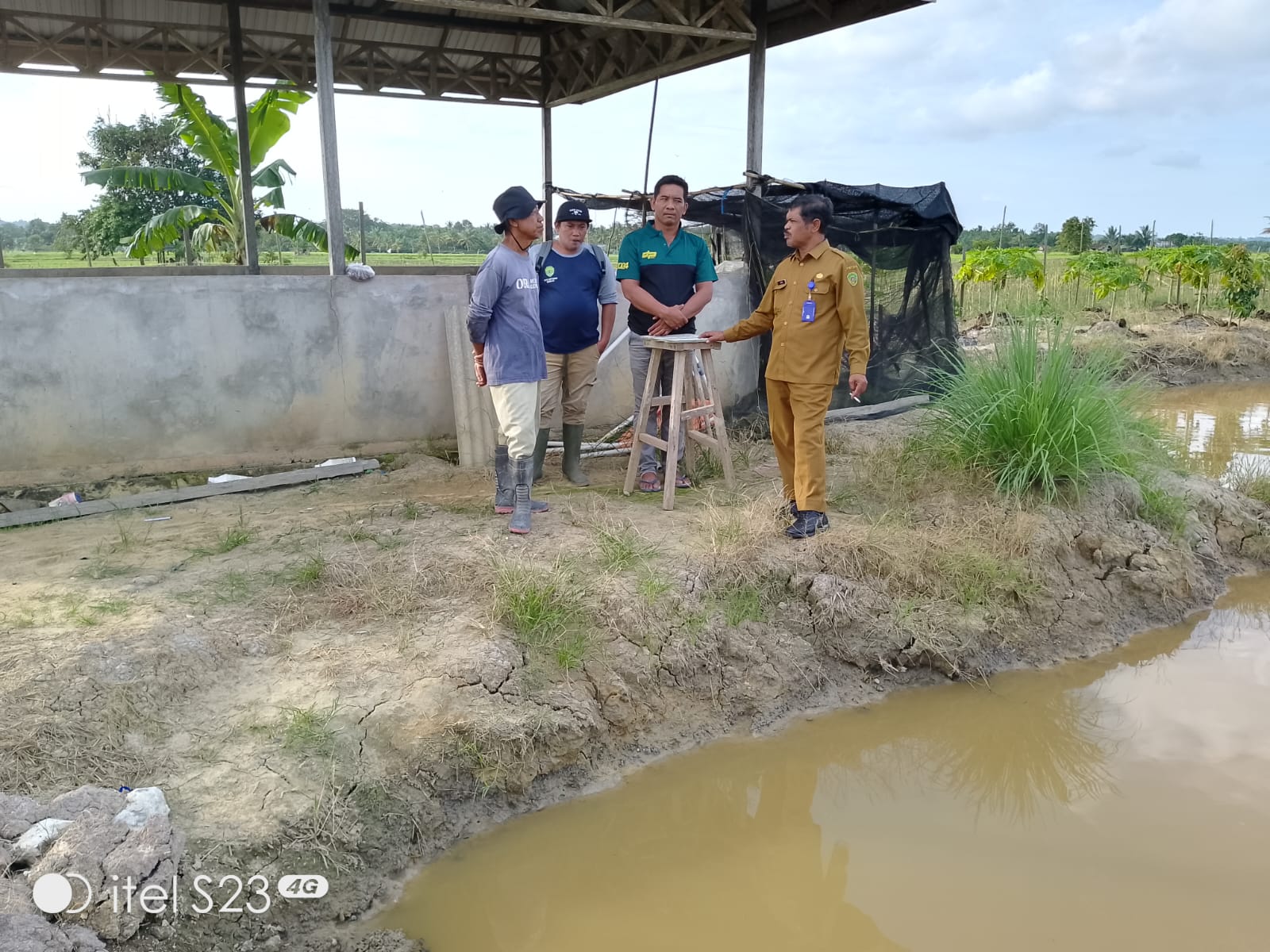 DENFARM: Kepala Distan PPU, Andi Trasodiharto (kanan) saat meninjau kesiapan denfarm kombinasi hortikultura-peternakan di atas lahan milik petani di Labangka Barat, Kecamatan Babulu.