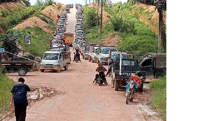 PENJARAHAN: Massa yang tak diketahui asalnya membawa puluhan pikap melakukan panen massal di wilayah perkebunan PT Mitrakarya Agroindo (MKA), Seruyan, baru-baru ini.
