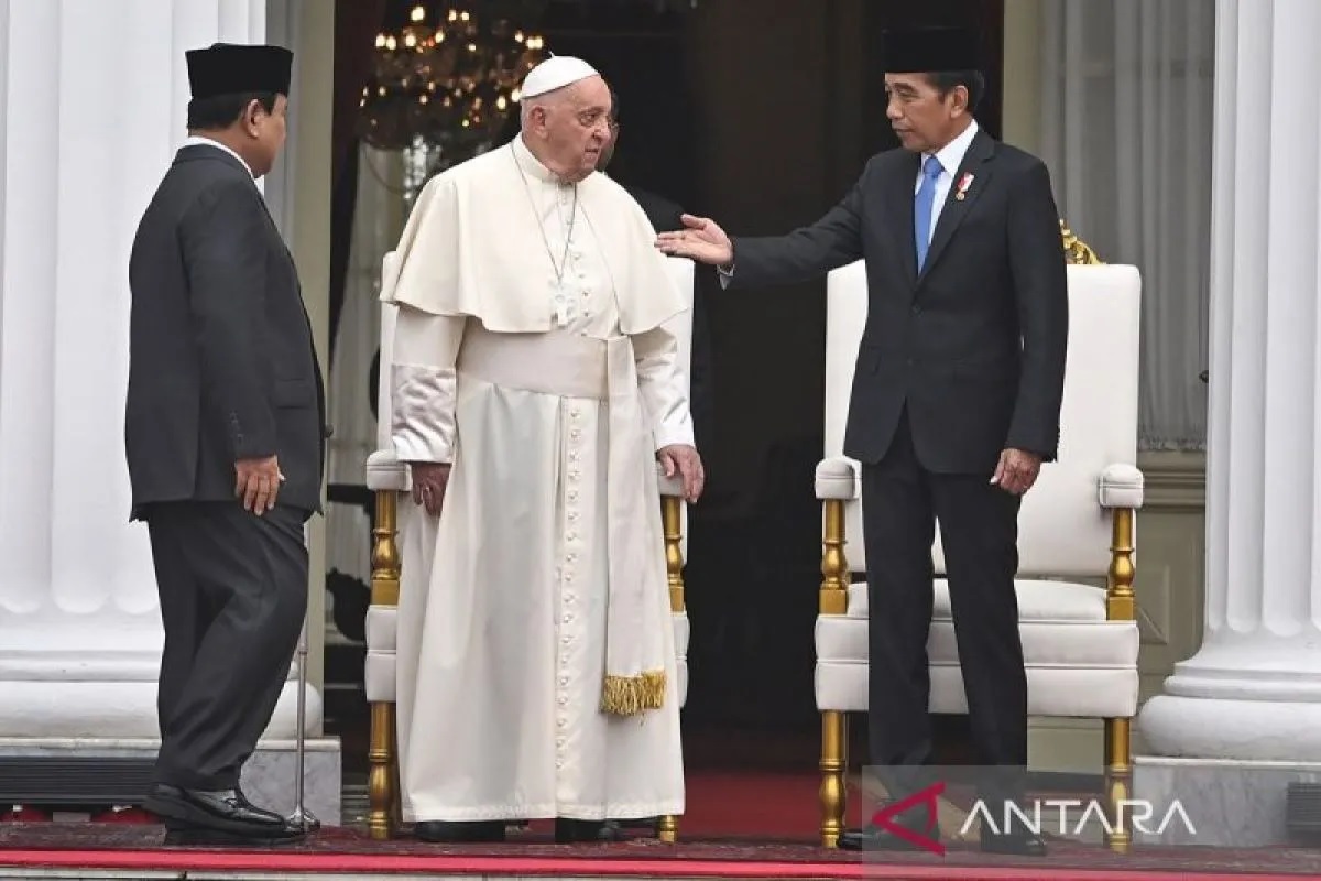Presiden Joko Widodo (kanan) memperkenalkan Menteri Pertahanan sekaligus presiden terpilih untuk masa bakti 2024-2029 Prabowo Subianto (kiri) kepada Pemimpin Takhta Suci Vatikan Sri Paus Fransiskus.