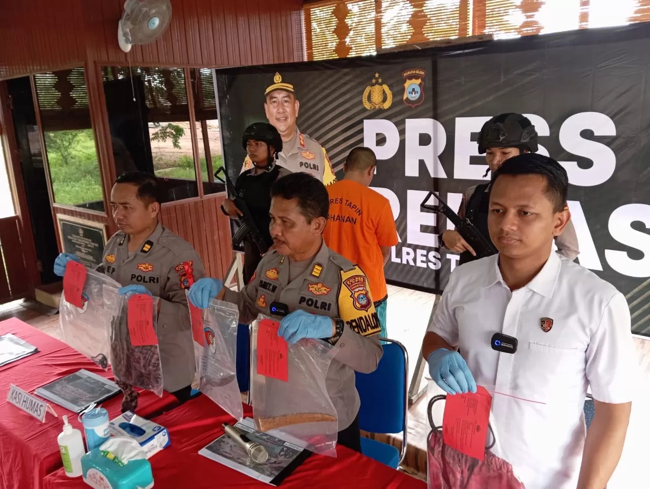 BERI KETERANGAN: Kabag Ops Polres Tapin AKP Ismat Wahyudi didampingi Kasat Reskrim AKP Zuhri Muhamad dan Kasi Humas Iptu Saepudin menggelar konferensi pers. (Foto: Rasidi Fadli)