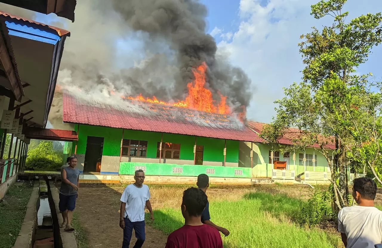 TERBAKAR: Api menyala dia atap bangunan LAP dan Perpustakaan di SMP N 3 Sukadana, Kabupaten Kayong Utara, Kalimantan Barat Selasa (3/9).(ISTIMEWA)