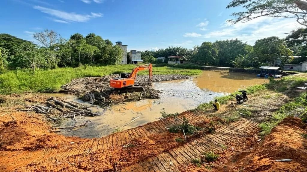 Embung Binusan dilakukan normalisasi dengan pengerukan.