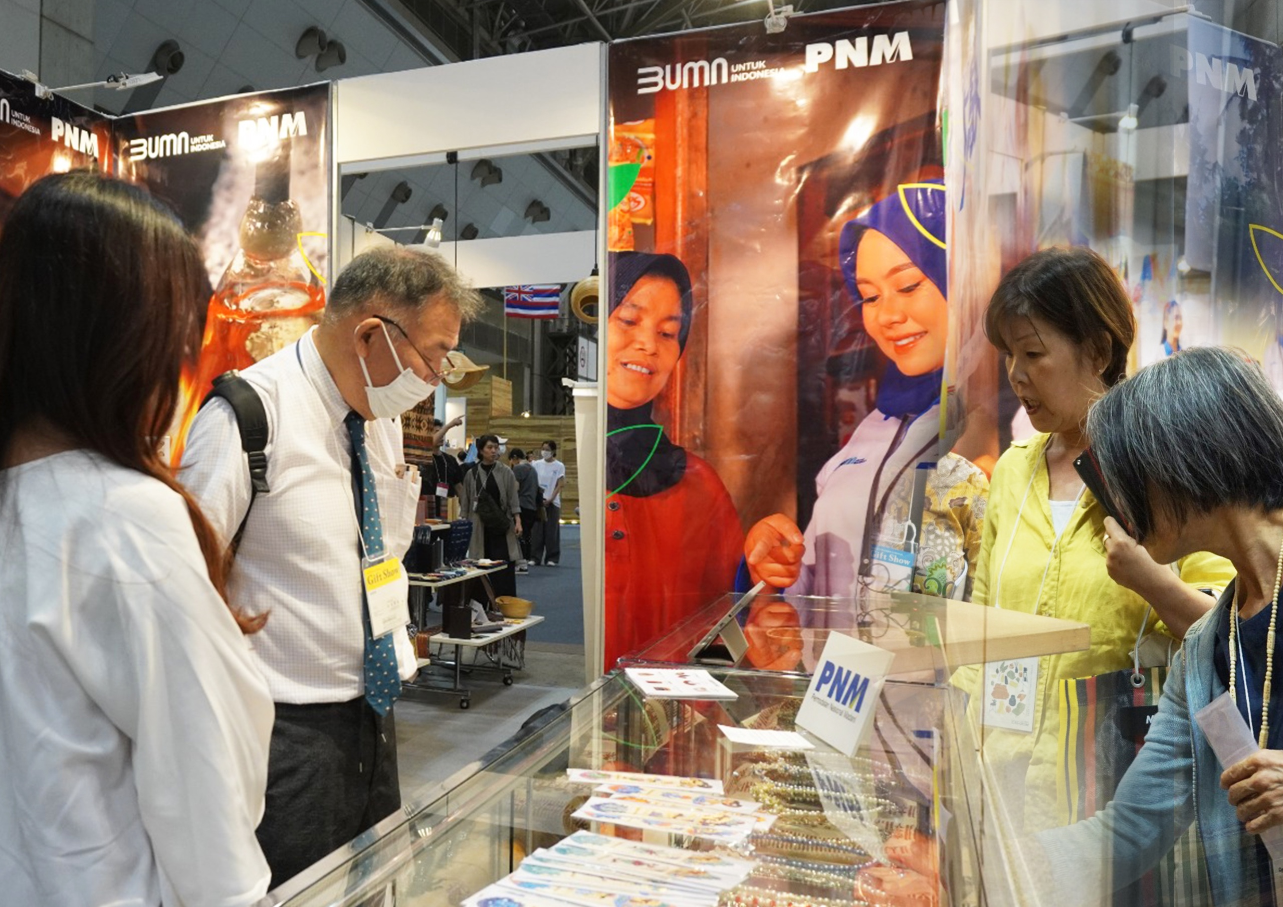 PNM memaknai Hari Pelanggan Nasional 2024 dengan memberikan kesempatan kepada nasabah untuk memperkenalkan produk mereka ke mata dunia lewat pameran di Negeri Sakura Jepang.&nbsp;(Foto : Istimewa)
