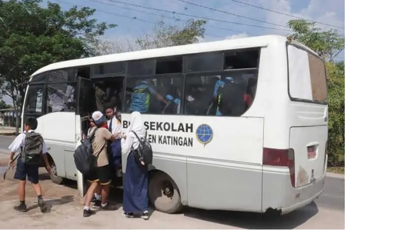 BUS SEKOLAH: Pelajar Kota Kasongan memanfaatkan armada bus gratis untuk berangkat ke sekolah. HARI SUSILO/RADAR SAMPIT