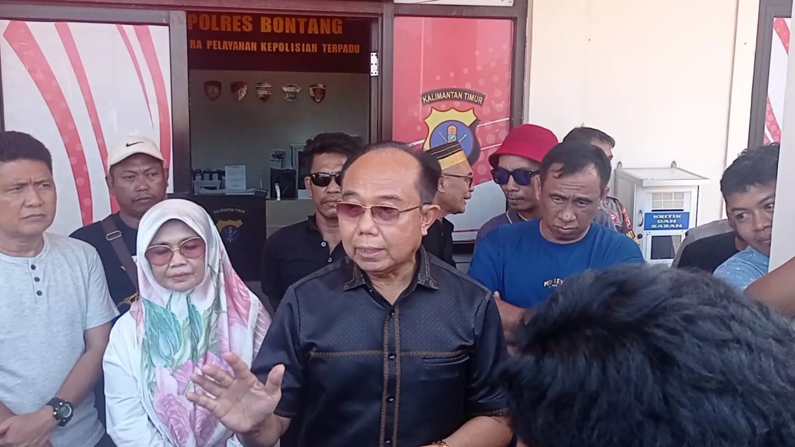 DATANGI MAPOLRES: Neni Moerniaeni bersama suaminya Andi Sofyan Hasdam melaporkan Udin Mulyono terkait dengan video yang diduga mencemarkan nama baiknya. (FOTO ADIEL KUNDHARA/KP) &nbsp;