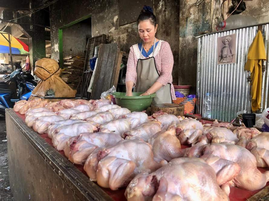 BAHAN POKOK:Pedagang ayam potong di Pasar Sentra Antasari, Banjarmasin.(Foto:Tia Lalita Novitri/Radar Banjarmasin)