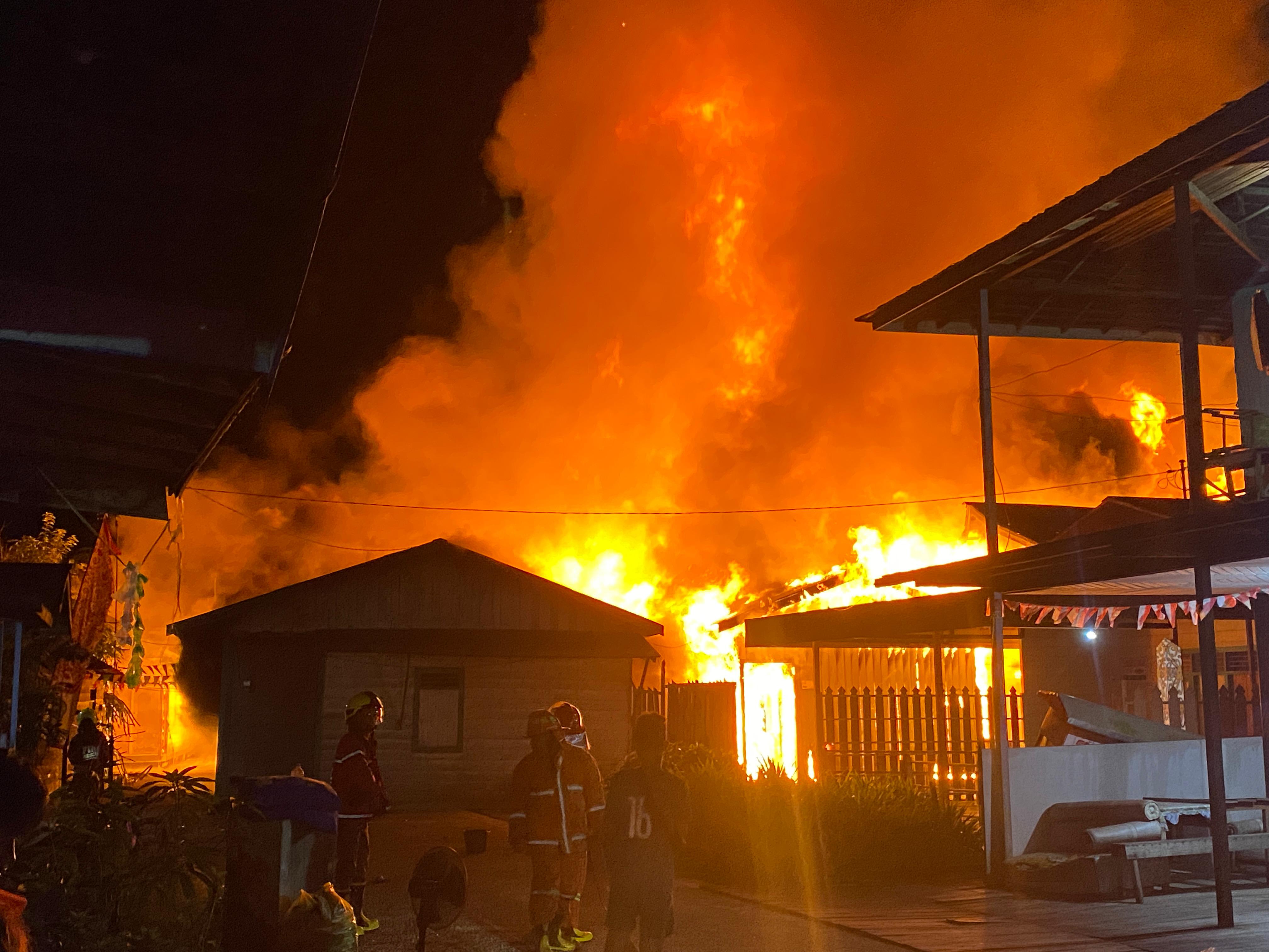 Kebakaran di Jalan Gunung Belah, Kelurahan Loa Ipuh, Tenggarong yang melahap 17 rumah dan satu korban meninggal dunia (Istimewa)