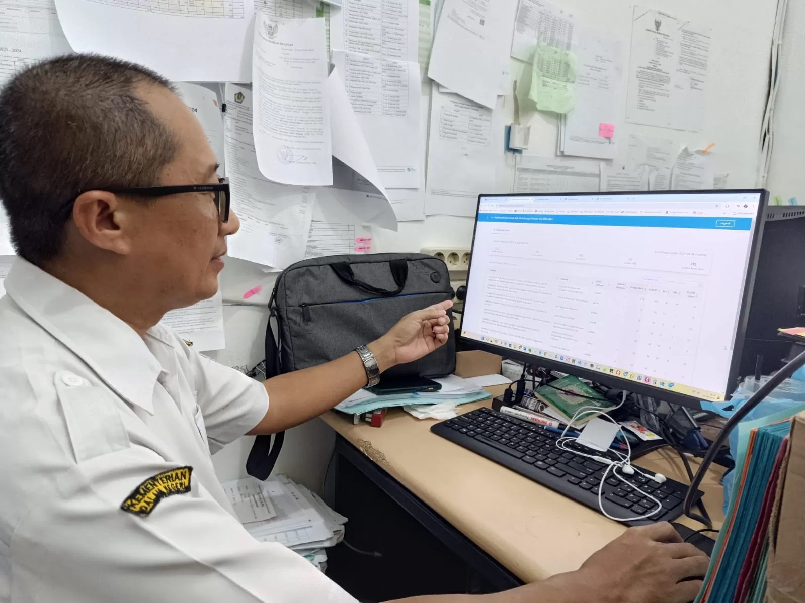 TUNJUKKAN:Pengelola Simpeg BKPSDM Kabupaten HSS, Hidayatullah menunjukkan formasi CPNS yang paling banyak dilamar.(Foto:Salahudin/Radar Banjarmasin)