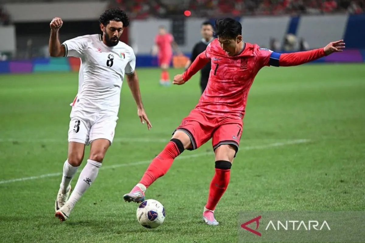 Son Heung-min (kanan) dari Korea Selatan berebut bola dengan Attaa Jaber (kiri) dari Palestina selama pertandingan sepak bola kualifikasi Piala Dunia FIFA 2026 antara Korea Selatan dan Palestina.