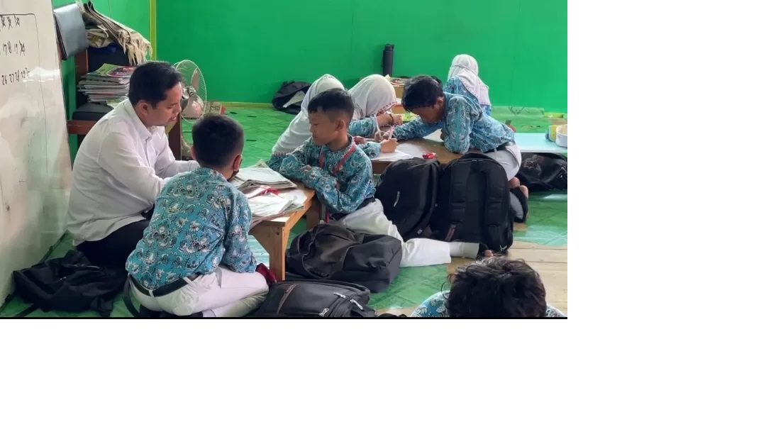BERPINDAH-PINDAH: Proses belajar mengajar di SDN Mawar 7 Banjarmasin pindah ke musala sekolah. Sebelumnya mereka belajar di halaman di bawah tenda darurat. (Foto: RIYAD DAFHI RIZKI/RADAR BANJARMASIN)