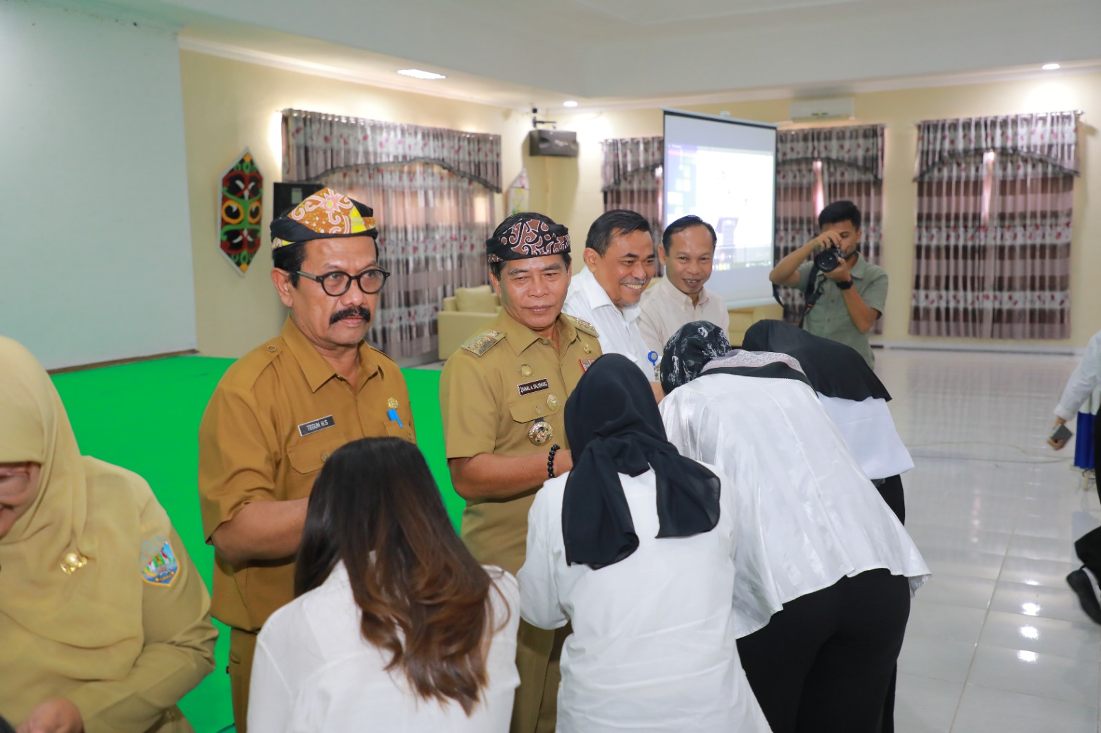 Gubernur Kaltara bersama siswa.