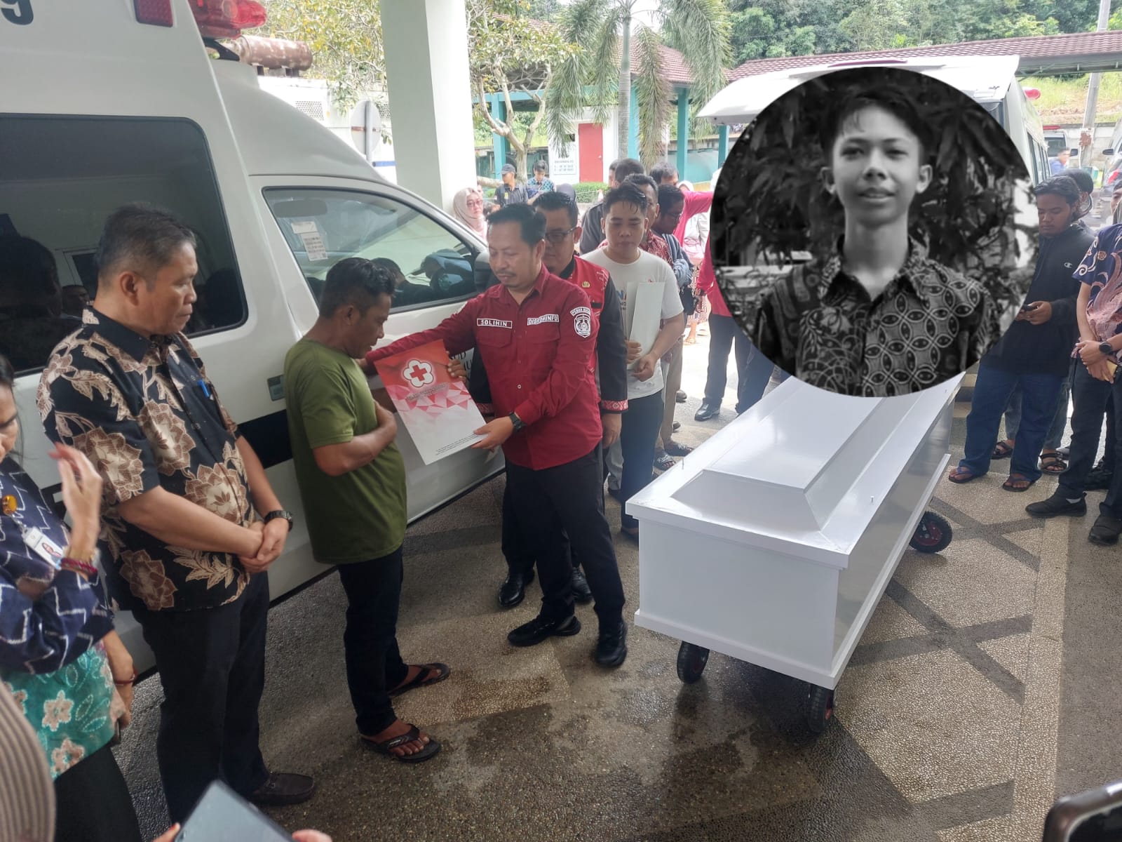 Peti jenazah mendiang Davi Nur Hidayat saat hendak diberangkatkan ke Kecamatan Muara Wis, kampung halamannya (Elmo/Prokal.co)