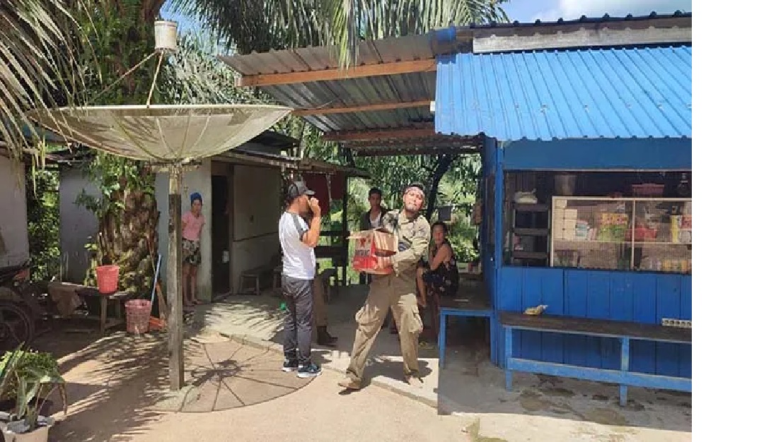 Satpol PP Kotawaringin Barat melaksanakan operasi penertiban minuman keras di warung remang Bukit Sintang, perbatasan Kobar dan Lamandau, Senin (2/9/2024).