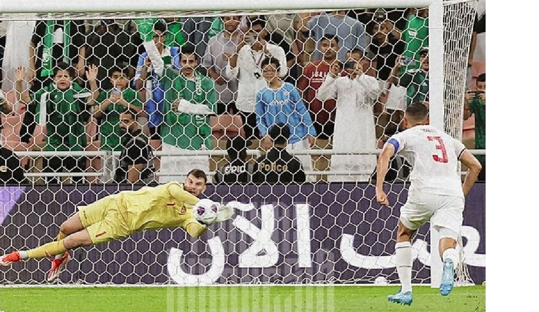 Momen kiper timnas Indonesia Maarten Paes menggagalkan tendangan penalti kapten Arab Saudi, Salem Al Dawsari, pada matchday pertama putaran ketiga Kualifikasi Piala Dunia 2026 di Stadion Kng Abdullah.