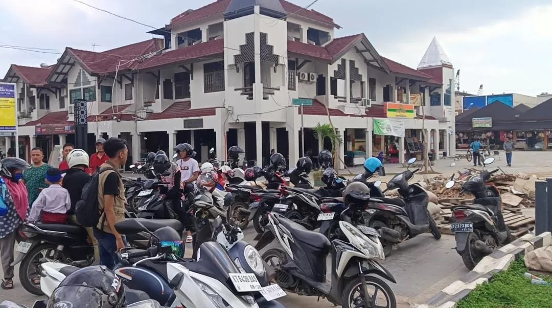 PARKIR. Plang tarif parkir terbaru telah terpasang di kawasan Citra Niaga. Beberapa pengunjung yang parkir belum mengetahui tarif parkir baru tersebut.