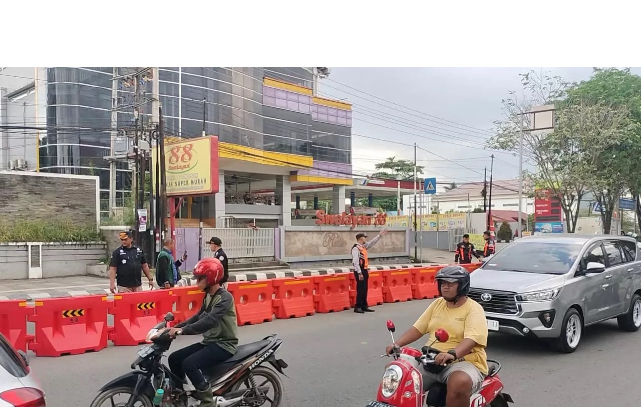 DITUTUP. Tim Dishub Samarinda memasang barrier di lokasi U-turn Jalan Juanda, Samarinda Ulu, atau tepatnya di depan Polsekta Samarinda Ulu.