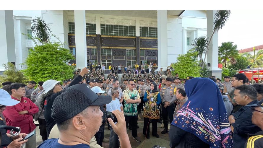 BELA GURU:Puluhan massa demonstransi di depan Kantor Gubernur Kalsel di Banjarbaru, desak Kadisdikbud Kalsel dicopot, Jumat (6/9/2024).(Foto:Sheilla Farazela/Radar Banjarmasin)