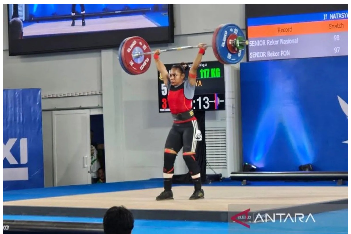 Lifter Papua Natasha Beteyob melakukan angkatan clean and jerk pada pertandingan cabang angkat besi kelas 59 kilogram putri di GOR Seramoe, Banda Aceh, Jumat (6/9/2024). ANTARA/Rauf Adipati/am.