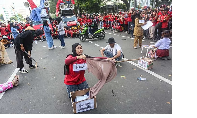Kongres Aliansi Serikat Buruh Indonesia (KASBI) melakukan teatrikal saat aksi unjuk rasa buruh tolak Tabungan Perumahan Rakyat (Tapera) di kawasan patung kuda, monumen nasional (Monas).