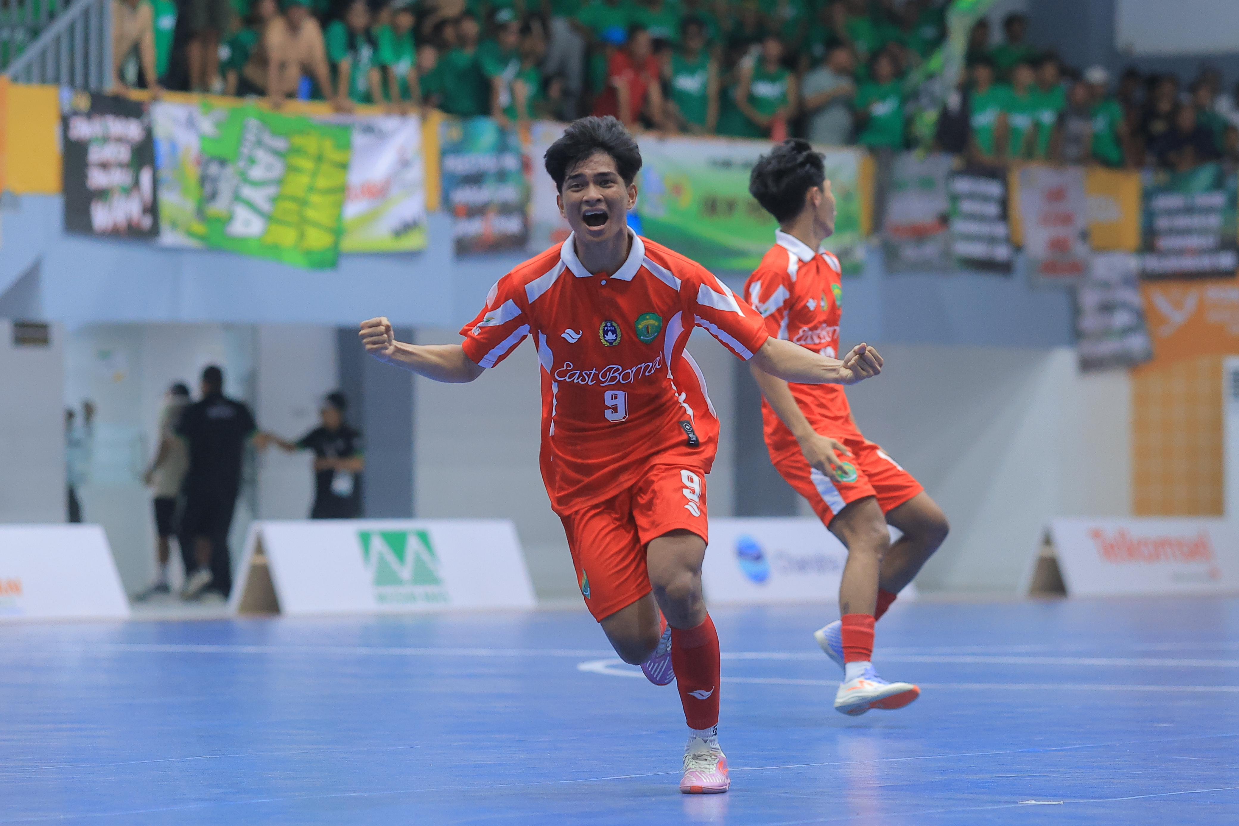 Selebrasi pemain Kaltim pada final PON XXI/2024 cabor futsal, Ahad (8/9/2024). Kaltim sukses merebut emas setelah mengalahkan Jatim 2-1.