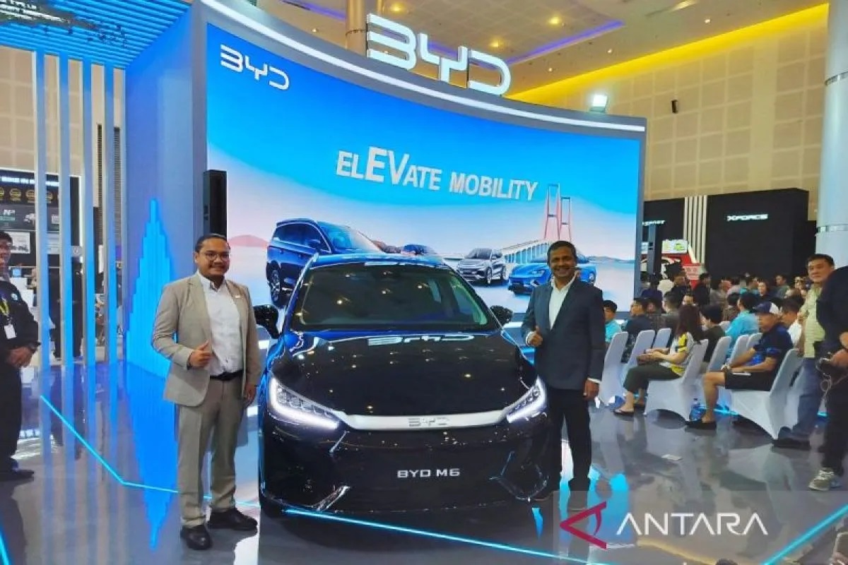 MPV listrik BYD M6 yang dikenalkan di GIIAS Surabaya 2024. ANTARA/Indra Setiawan/am.