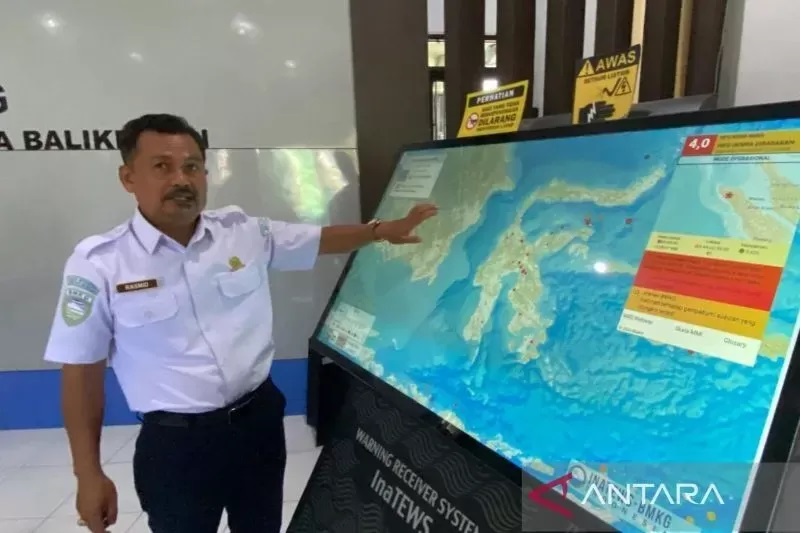 Kepala BMKG Balikpapan Rasmid saat menunjukkan titik-titik aktivitas gempa di Kalimantan. (Antara)