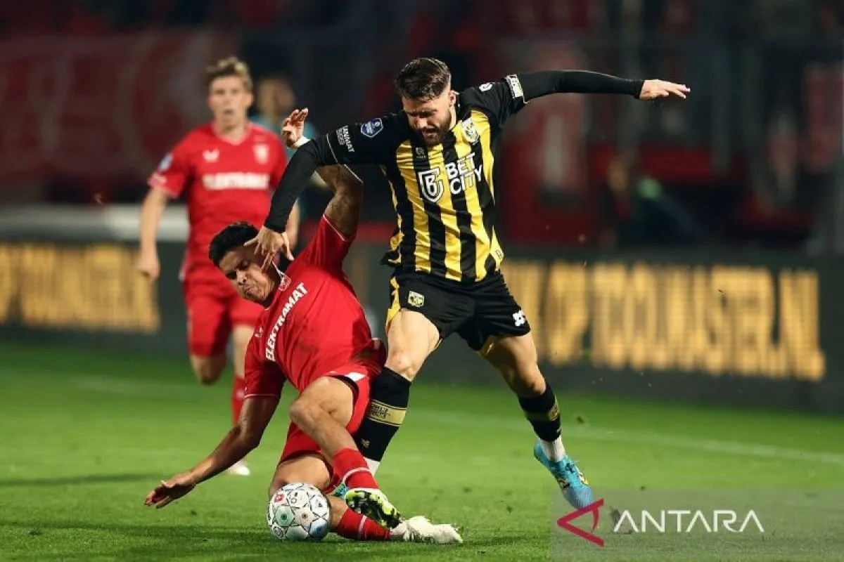 Mees Hilgers dari FC Twente (Kiri) berebut bola dengan Said Hamulic dari Vitesse