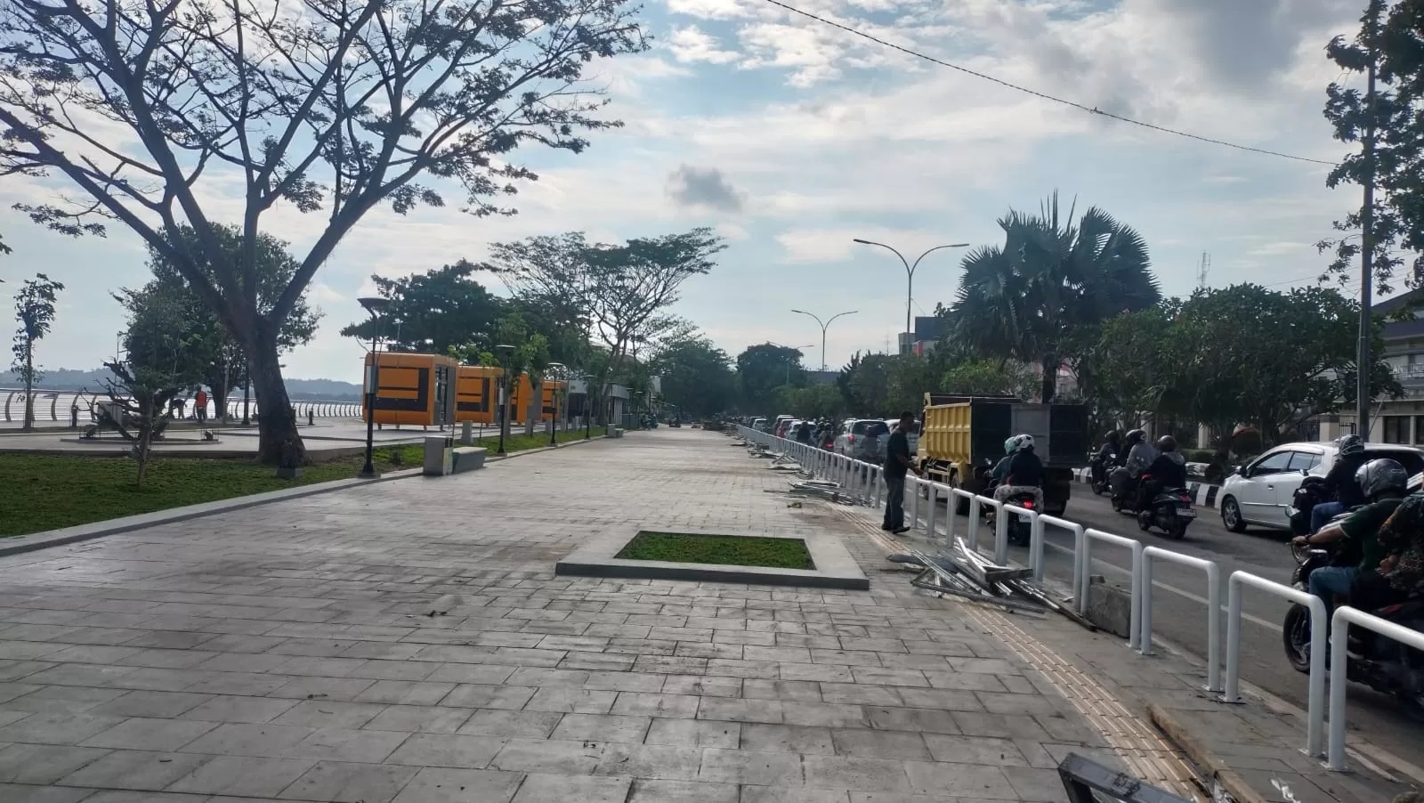 BUKA. Suasana Teras Samarinda setelah pagar dibuka. Taman di bantaran Sungai Mahakam ini dijadwalkan akan diresmikan pada Senin, 9 September 2024 mendatang.