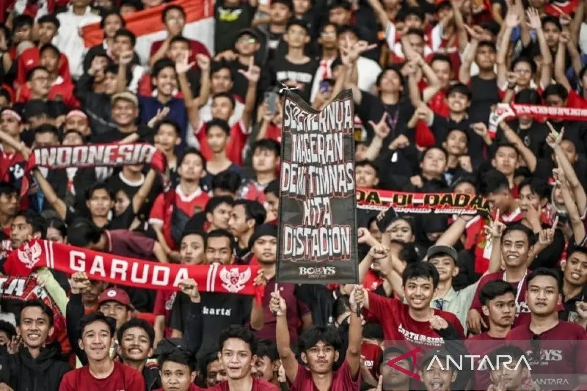 Suporter Timnas Indonesia meneriakan yel-yel saat bertanding melawan Vietnam pada pertandingan lanjutan Grup F Kualifikasi Piala Dunia 2026 zona Asia di Stadion Utama Gelora Bung Karno, Jakarta.