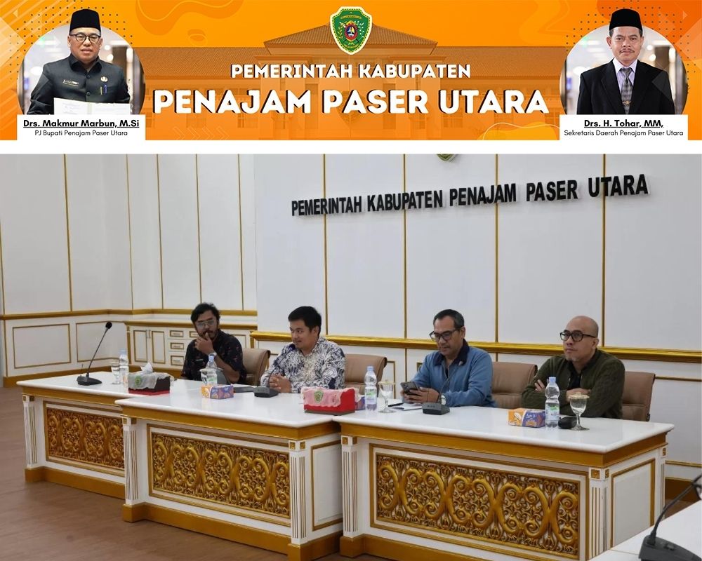 MATANGKAN: Kepala Dinas KUKMPerindag PPU, Margono Hadi Sutanto (dua kiri) saat membahas kegiatan Expo IKN 2024, Penajam Paser Utara, Serambi Nusantara, bersama tim teknis.