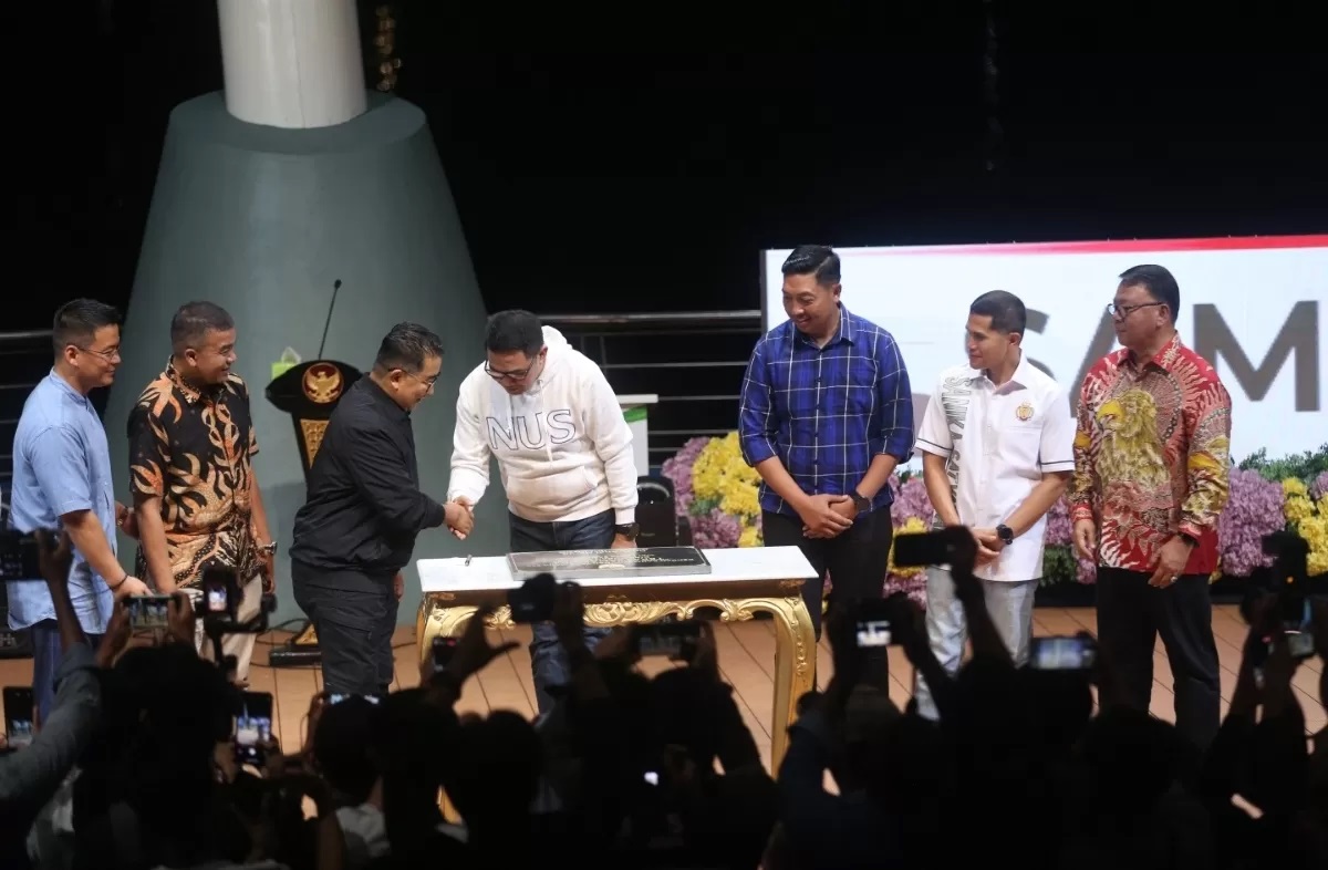 RESMI DIBUKA: Andi Harun, Pj Gubernur Kaltim Akmal Malik dan pejabat lainnya saat peresmian Teras Samarinda, Senin 9 September malam. (FOTO: RAMA)