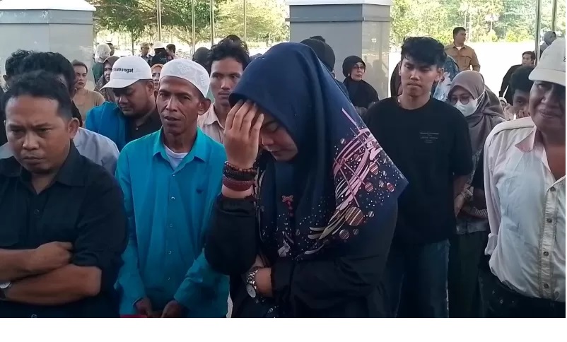 PUNYA NYALI: Amalia Wahyuni mengadukan perilaku Kadisdikbud Kalsel, Muhammadun bersama puluhan massa di Kantor Gubernur Kalsel beberapa waktu lalu. (Foto: FADLAN ZAKIRI/RADAR BANJARMASIN)