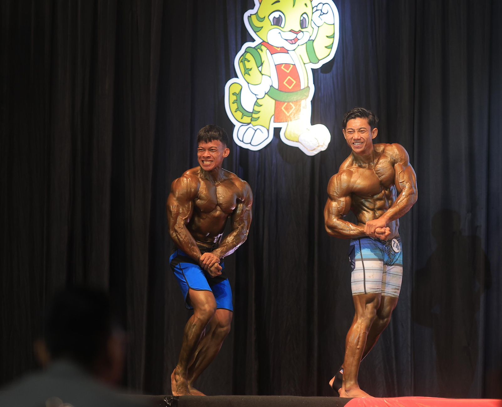 Binaragawan Kaltim Lukmanul Eko Sasmito (kanan) menyabet perak dari kelas Men