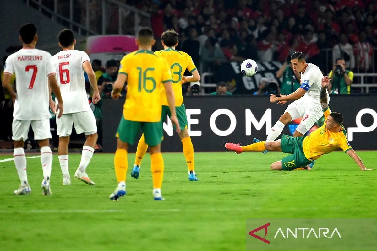 Bek tangguh Indonesia Jay Idzes melepaskan umpan saat timnas melawan Australia.