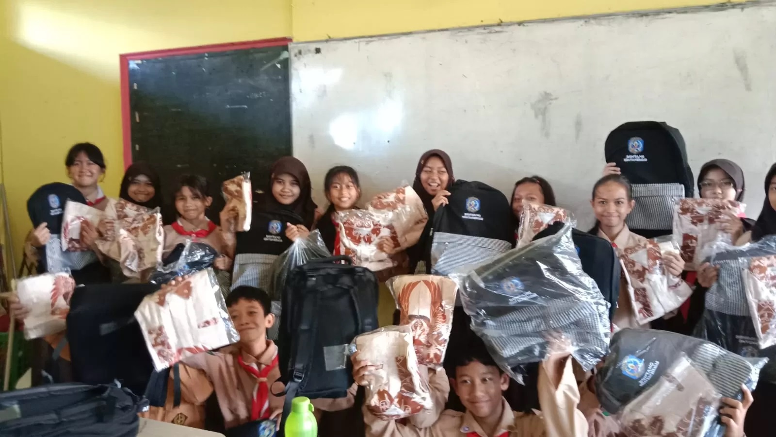 SUDAH TERIMA: Pelajar di SMP 1 sudah mendapatkan bantuan seragam batik sekolah gratis dari pemkot. (FOTO: ADIEL KUNDHARA/KP)