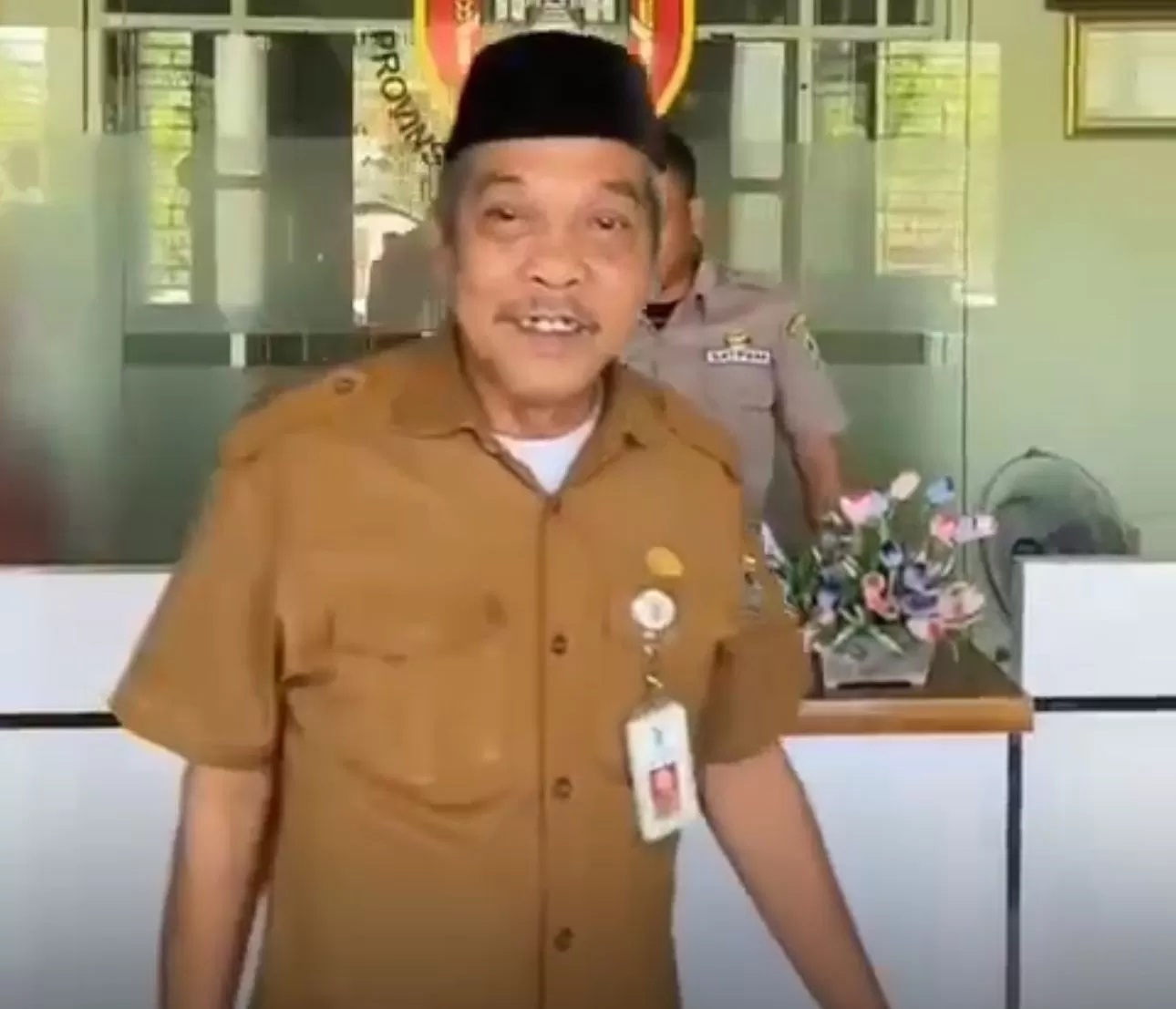 MUNCUL:Kadisdik Kalsel, Muhammadun datang ke Inspektorat Daerah Kalsel memenuhi undangan klarifikasi, Senin (9/9/2024).(foto:tangkapan layar medsos)