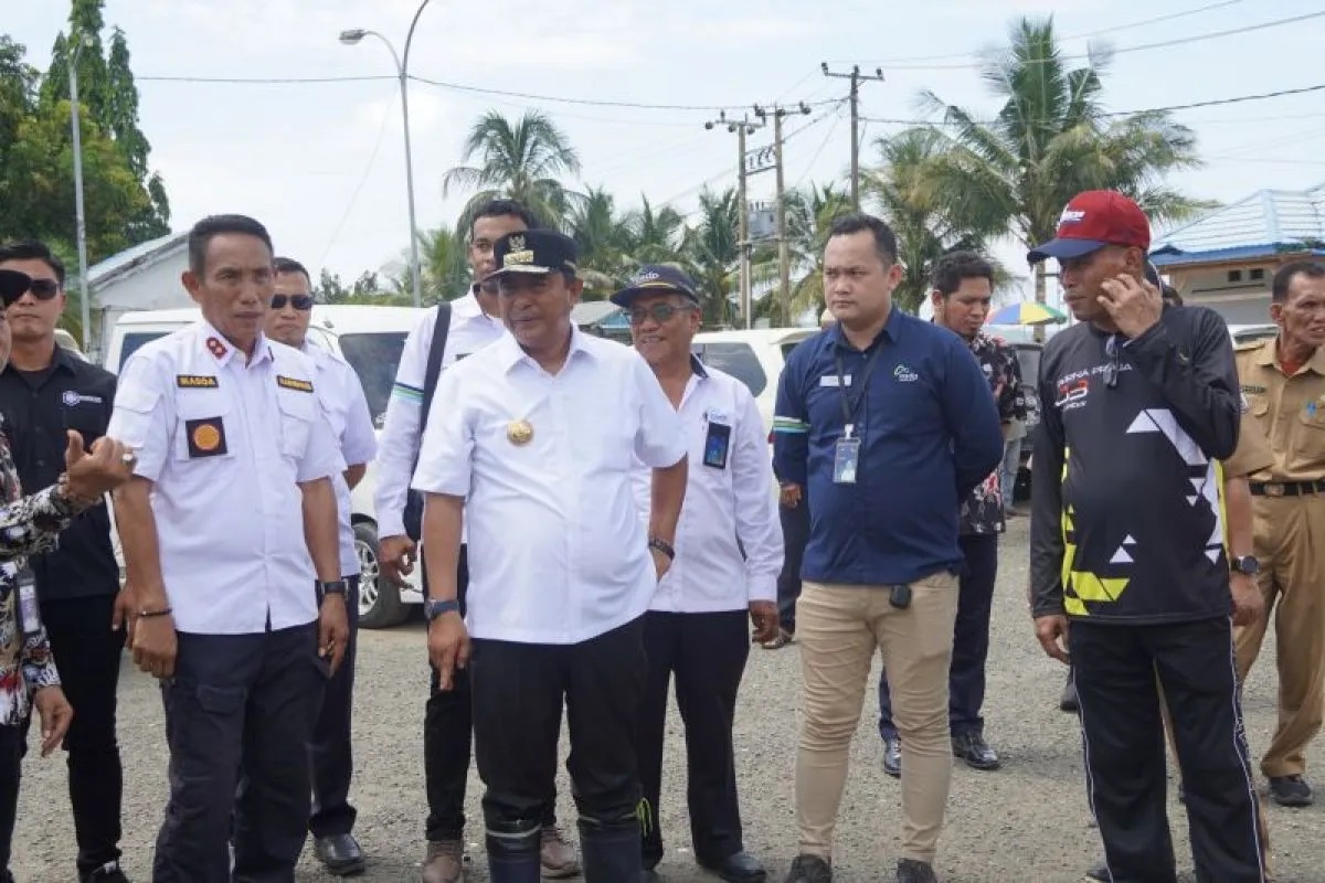 Penjabat Gubernur Sulbar, Bahtiar Baharuddin, meninjau aktivitas pelabuhan Ferry di Kecamatan Simboro Kota Mamuju, Senin (9/9/2024). ANTARA/HO-Humas Pemprov Sulbar