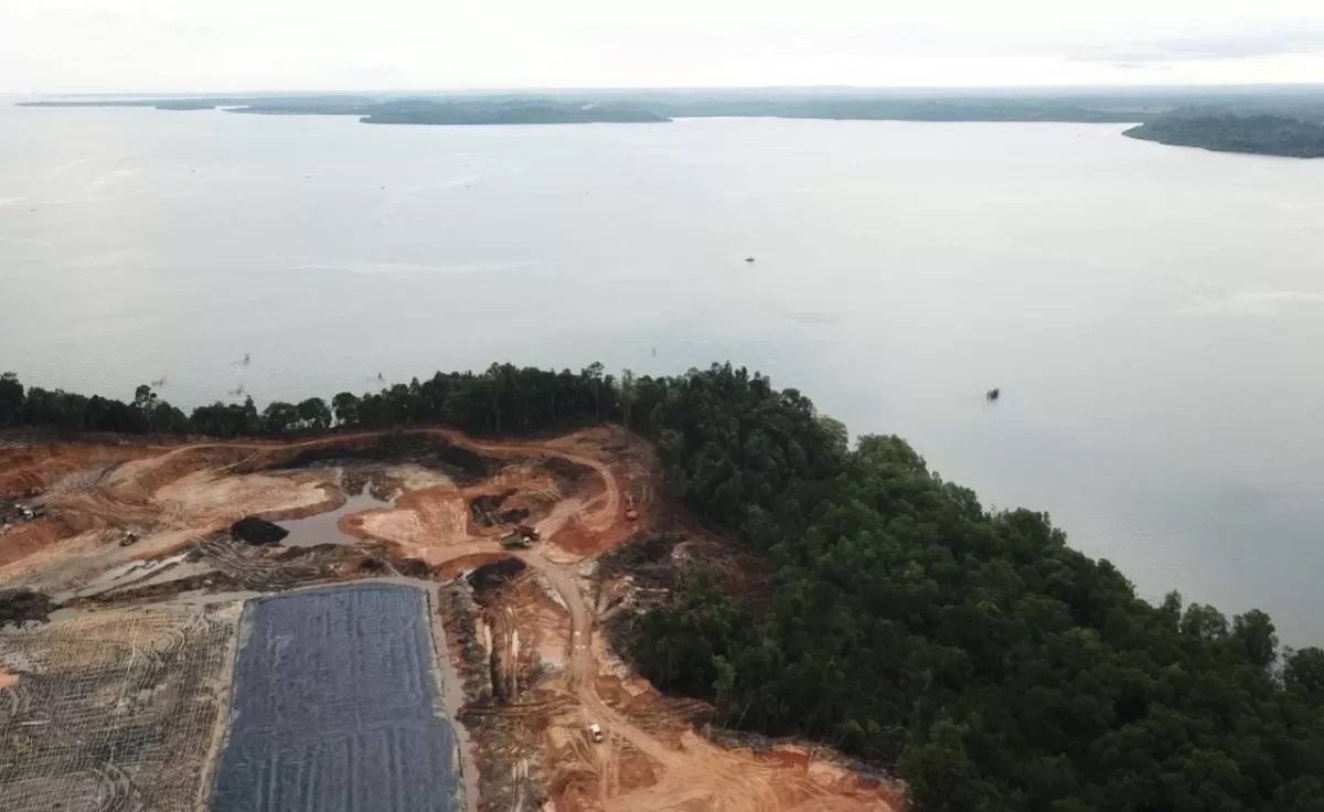BAHAYA: Pembukaan lahan untuk menunjang pembangunan IKN, ikut berpengaruh pada keberadaan Teluk Balikpapan. Kini luas totalnya susut 1.800 sektor. (Foto: Mongabay.co.id)