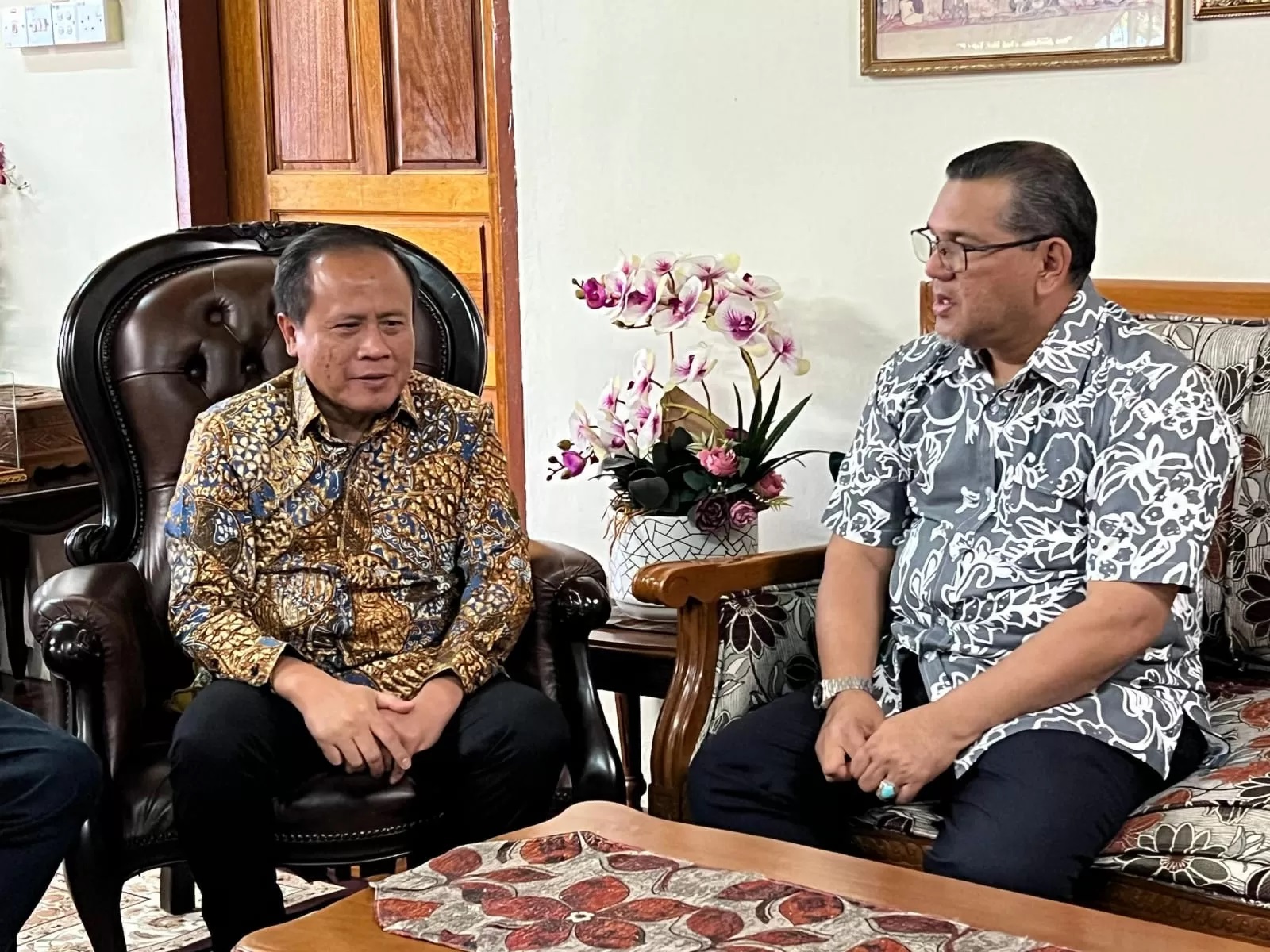 BAHAS PERHUBUNGAN: Pertemuan KRI Tawau denganan Datuk Seri Panglima Abu Bakar Titingan, Sabtu (7/9).