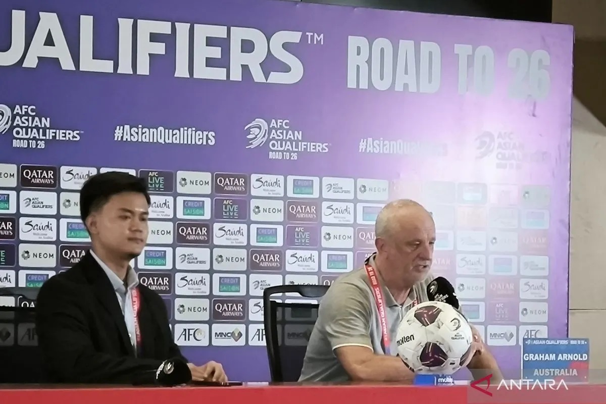 Pelatih tim nasional Australia Graham Arnold (kanan) memberikan keterangan usai laga Grup C putaran ketiga kuakifikasi Piala Dunia zona Asia di Stadion Utama Gelora Bung Karno, Jakarta, Selasa (10/920
