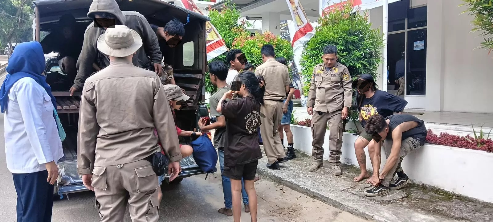 DIAMANKAN. Tim gabungan Satpol PP, Dinas Sosial, dan relawan saat menertibkan belasan anak jalanan di Pasar Sungai Dama Lama, Samarinda.