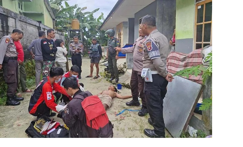 Sakit hati mantan bertunangan, pelaku tendang pintu hingga membuat kakinya robek.