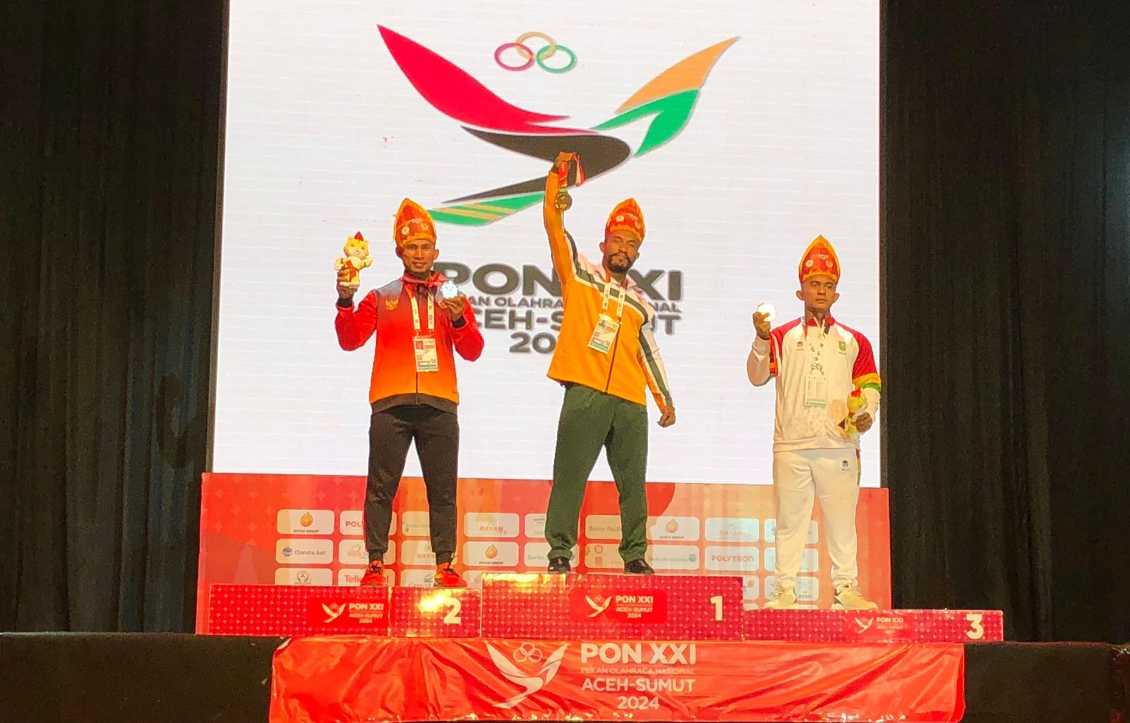 Sujarwanto (Tengah) sukses mempersembahkan emas dari cabor binaraga kelas 85 kilogram.