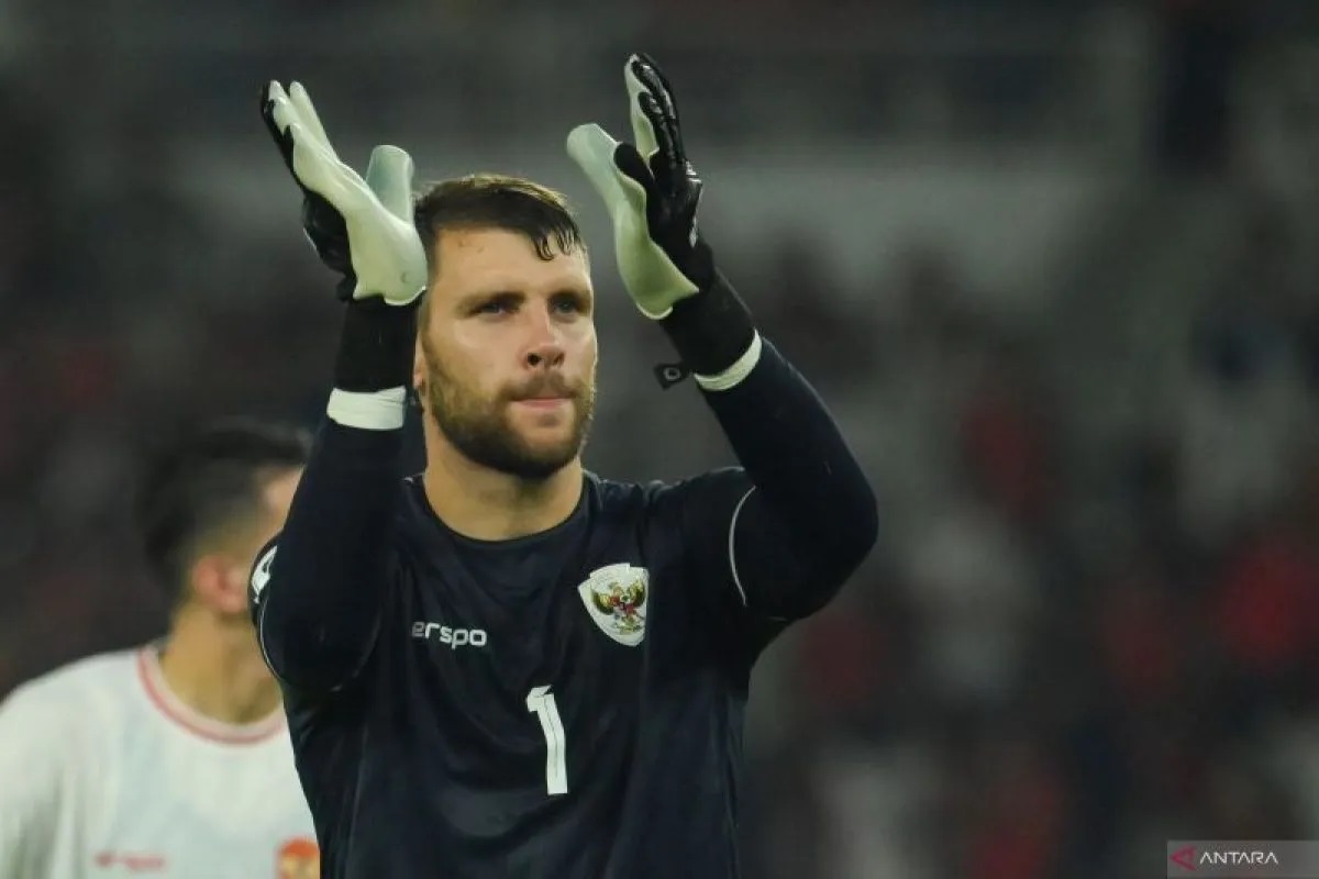 Penjaga gawang Timnas Indonesia Maarten Paes merespon nyanyian suporter dengan tepuk tangan usai laga melawan Timnas Australia