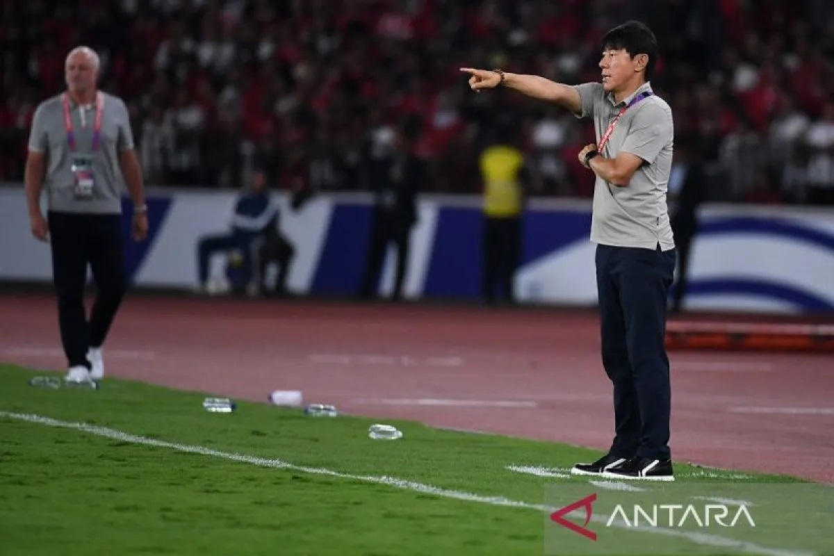 Pelatih Timnas Indonesia Shin Tae-yong memberikan arahan kepada pemainnya dari tepi lapangan saat pertandingan Grup C putaran ketiga Kualifikasi Piala Dunia 2026 Zona Asia di Stadion GBK.