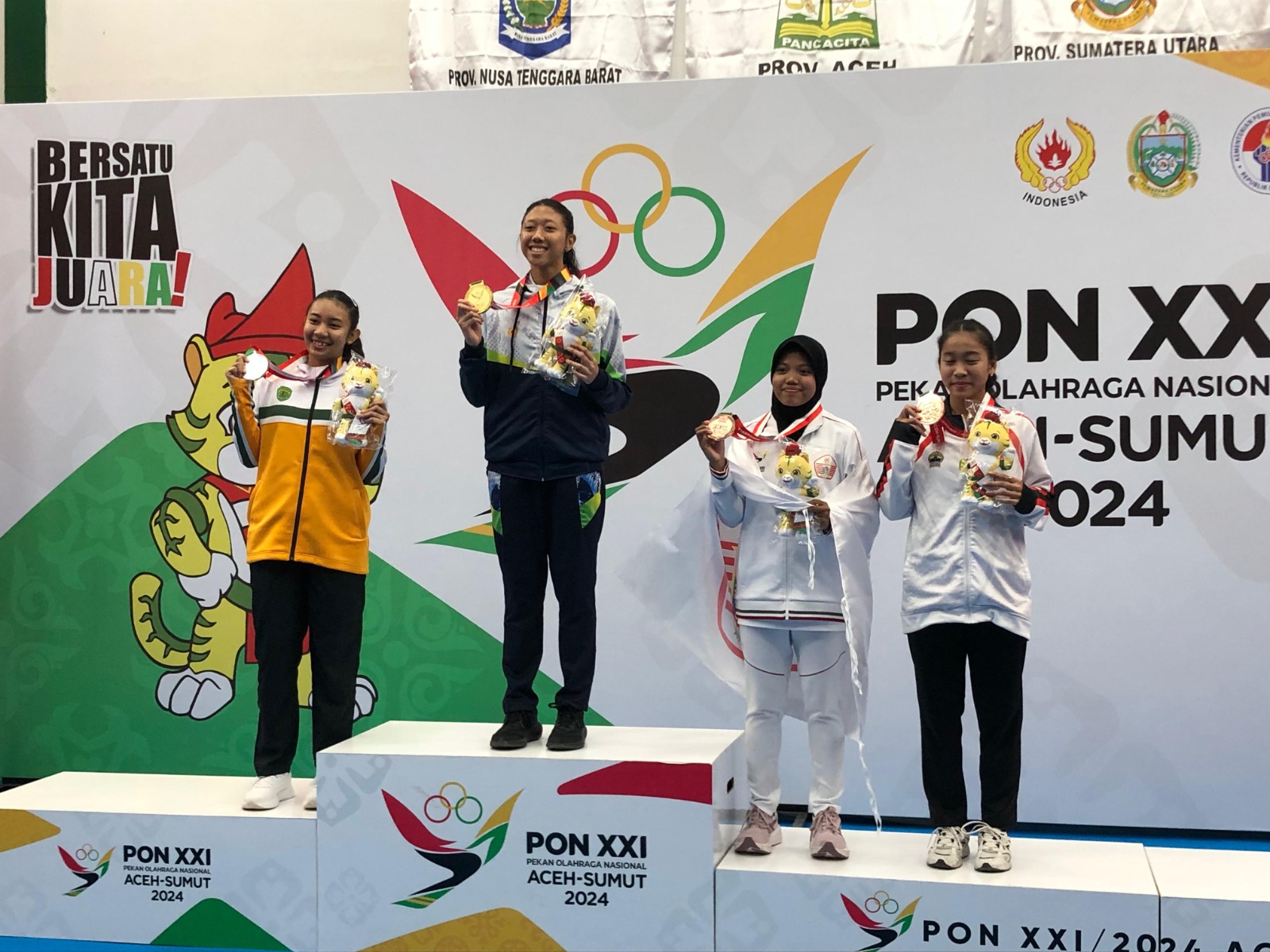 Atlet squash Yuliana Gusti Safitri (kiri) mempersembahkan perak bagi Kaltim pada PON XXI/2024 Aceh-Sumut.